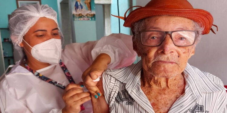 Aplicação da dose de reforço em São Cristóvão segue acontecendo para idosos de 60 anos ou mais