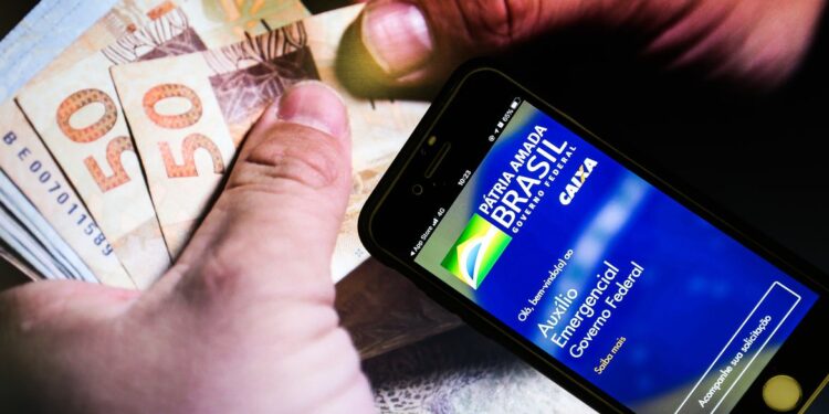 Trabalhadores nascidos em outubro podem sacar auxílio emergencial
