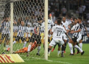 Em jogo cheio de VAR, Atlético-MG vence o Santos de virada no Mineirão