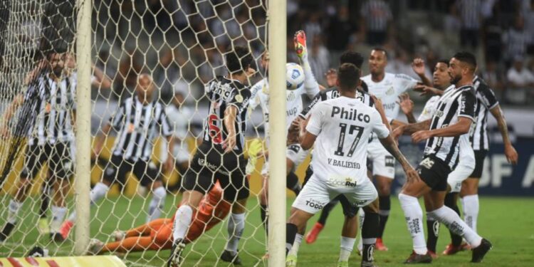Em jogo cheio de VAR, Atlético-MG vence o Santos de virada no Mineirão