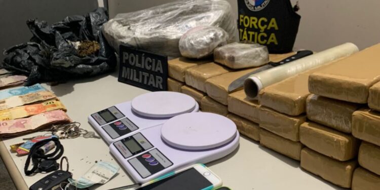 Polícia Militar apreende mais de 20kg de drogas no Fernando Collor