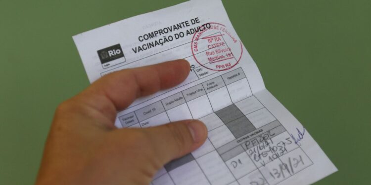 Liberado certificado de vacinação para quem tomou vacinas diferentes