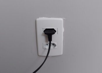 Danos elétricos: saiba como evitar e quando cabe ressarcimento