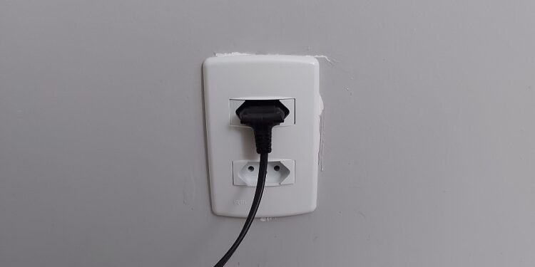 Danos elétricos: saiba como evitar e quando cabe ressarcimento