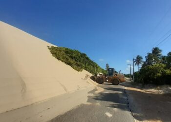 Governo realiza retirada de areia em rodovia de acesso à Praia do Saco