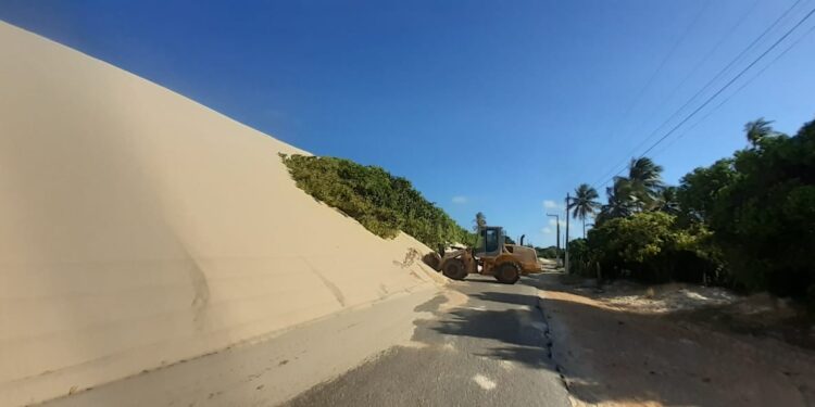 Governo realiza retirada de areia em rodovia de acesso à Praia do Saco