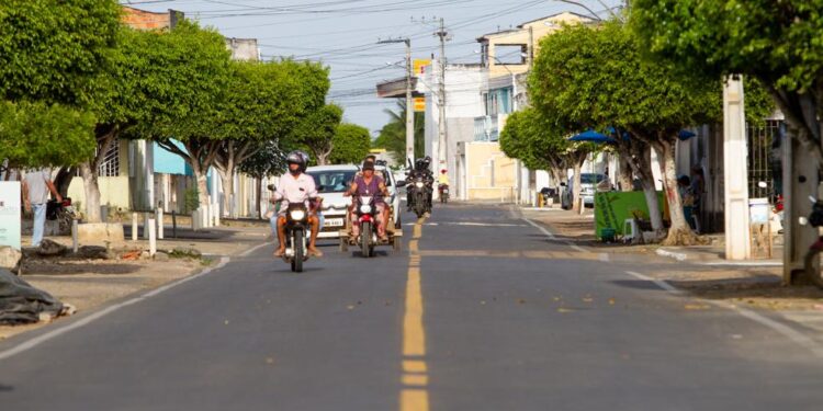 Belivaldo inaugura pavimentação asfáltica em Simão Dias