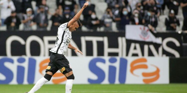 Corinthians derrota Bahia e entra no G4 do Brasileiro