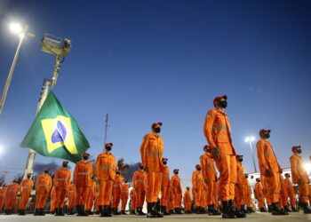CBMSE forma 83 novos bombeiros e entrega medalhas do centenário