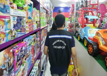 Procon Aracaju fiscaliza comércio de produtos infantis e orienta consumidores