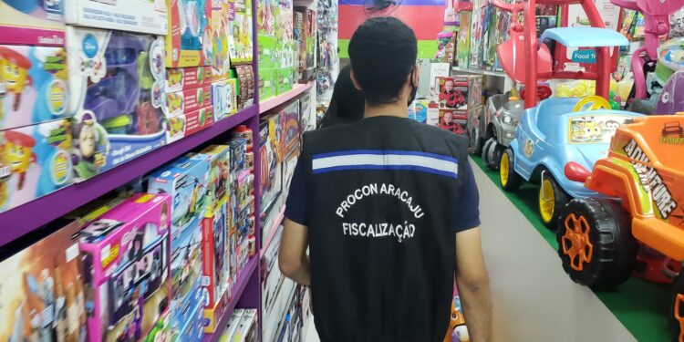 Procon Aracaju fiscaliza comércio de produtos infantis e orienta consumidores
