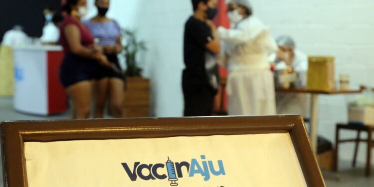 Aracaju vacina adolescentes de 12 a 17 anos até a próxima segunda-feira,11