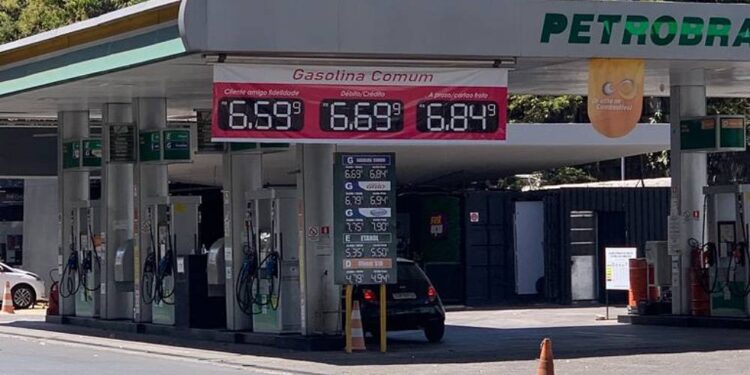 Com 6ª alta consecutiva, preço da gasolina já está 12% mais caro nas primeiras semanas de outubro