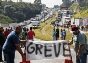 Petrobras defende política de preços, e caminhoneiros falam em nova greve