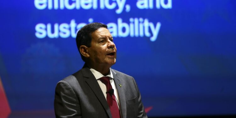 Brasil precisa preservar ao menos 80% da Amazônia, diz vice-presidente