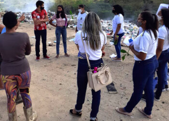 Alunos do Centro de Excelência Roque José de Souza participam de aula prática de Inovação e Sustentabilidade