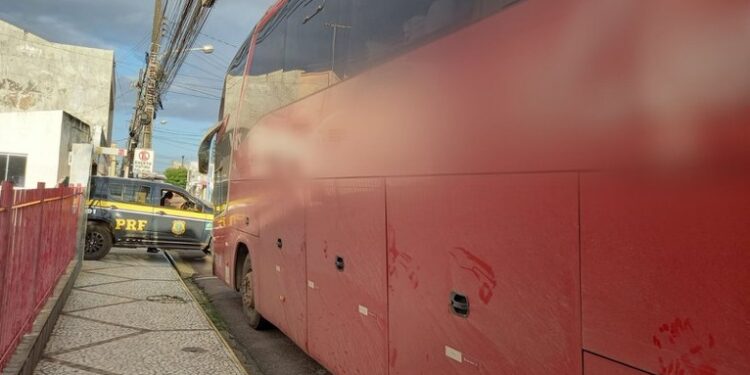 PRF detém suspeito de importunação sexual em ônibus interestadual