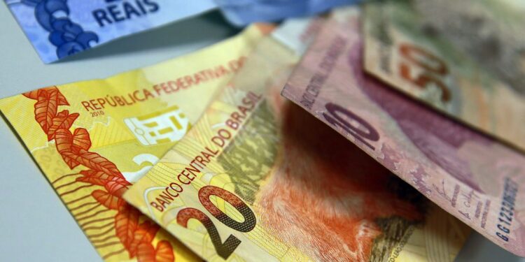 Trabalhadores nascidos em maio podem sacar auxílio emergencial