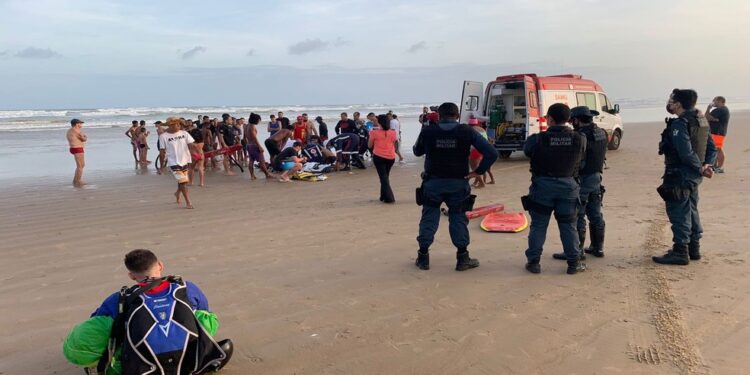 Paraquedista morre após cair no mar em Aracaju