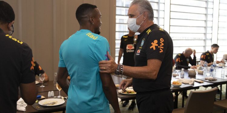 Eliminatórias: jogadores nacionais se juntam à seleção em Bogotá