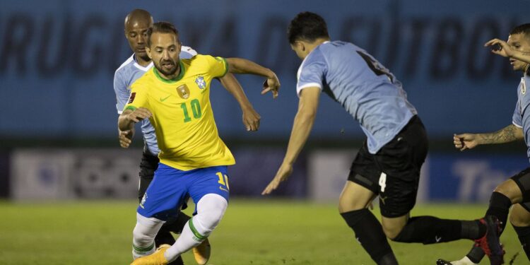 Seleção enfrenta Uruguai buscando virtual classificação para Copa