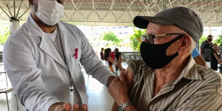 Aracaju aplica mais 3.139 doses contra covid nesta segunda-feira, 11