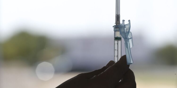 Lote com mais de 1 milhão de vacinas contra covid-19 chega ao Brasil