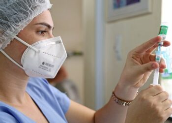 Aracaju inicia aplicação de reforço em profissionais de saúde e imunossuprimidos acima de 40 anos