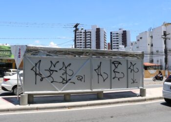 Vândalos danificam abrigos de ônibus dos corredores de mobilidade