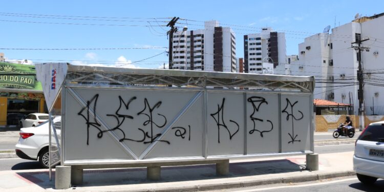 Vândalos danificam abrigos de ônibus dos corredores de mobilidade