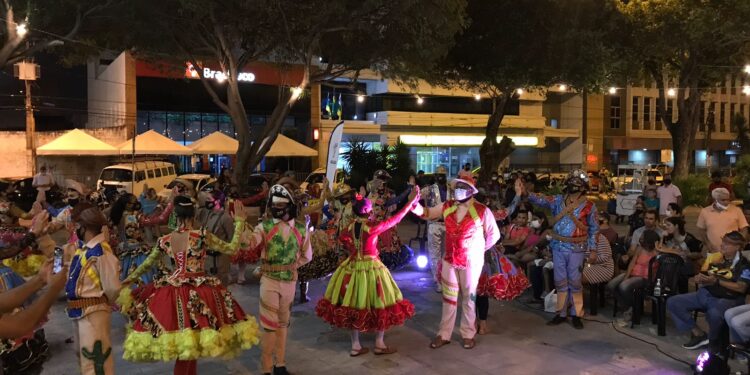 Noite em homenagem às quadrilhas juninas preenche centro de Aracaju de arte e emoção