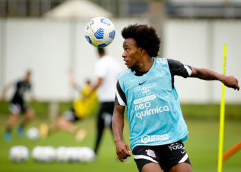 Willian fala sobre lesão na coxa e projeta duelo contra o Fluminense: “Importante”