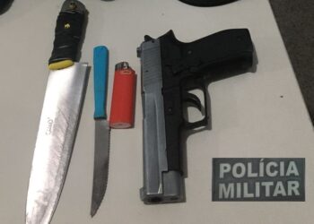 PM prende dupla em posse de arma branca e simulacro de arma de fogo dentro de ônibus em Aracaju