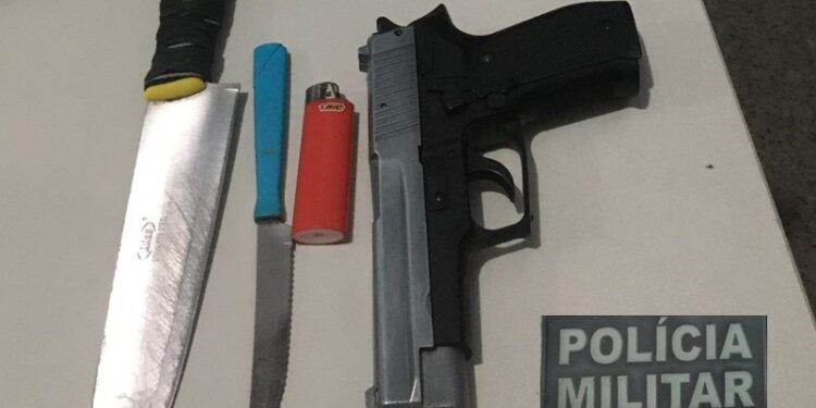 PM prende dupla em posse de arma branca e simulacro de arma de fogo dentro de ônibus em Aracaju