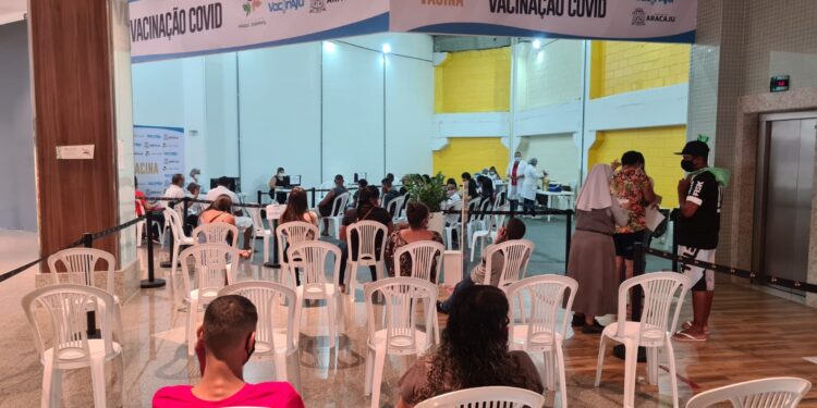 Aracaju inicia aplicação de 3ª dose para 18+ e vacina mais 3.265 pessoas