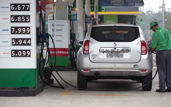 Gasolina está 21% mais cara no país nas primeiras semanas novembro, diz Ticket Log