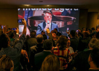 Bolsonaro se filia ao PL e volta ao centrão em evento com ataques a Lula e Moro