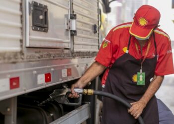 Preço de diesel chega a R$ 5 e outubro termina com aumento de 6% no preço do combustível