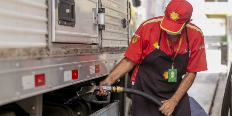 Preço de diesel chega a R$ 5 e outubro termina com aumento de 6% no preço do combustível