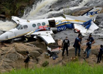 Avião é retirado do local onde caiu em Minas, matando cinco pessoas
