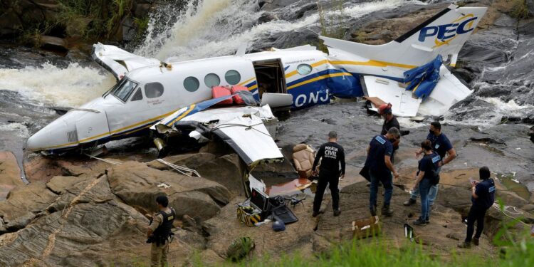 Avião é retirado do local onde caiu em Minas, matando cinco pessoas