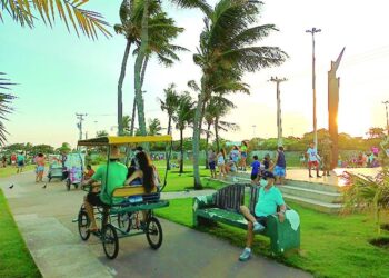 Com poucos banheiros, população recorre à matagal na Orla da Atalaia