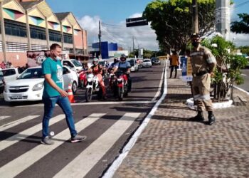 Com ação educativa, SMTT chama a atenção para o respeito à faixa de pedestres