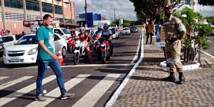 Com ação educativa, SMTT chama a atenção para o respeito à faixa de pedestres