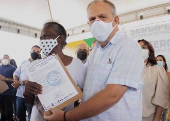 Belivaldo entrega escrituras públicas às 600 famílias de Nossa Senhora do Socorro