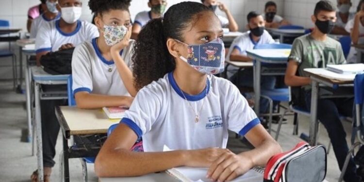 Estudantes voltam a ter aulas presenciais em Itaporanga