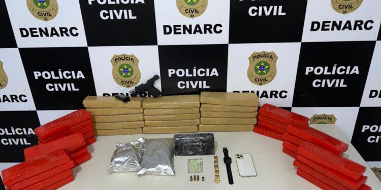 Ex-presidiário entra em confronto com a polícia ao ser flagrado com pistola e 50 quilos de maconha