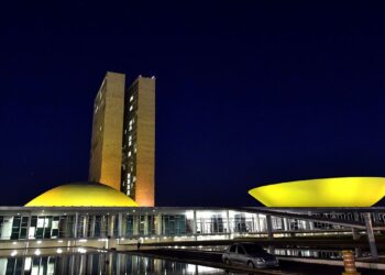 Congresso é iluminado de laranja pelo fim da violência contra a mulher