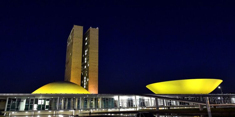 Congresso é iluminado de laranja pelo fim da violência contra a mulher