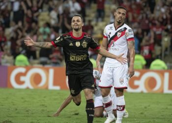 Em noite de Michael, Flamengo derrota Atlético-GO no Maracanã